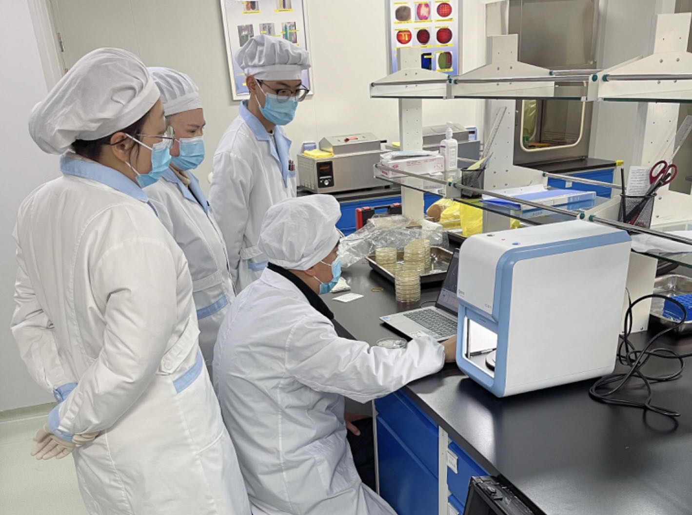 妙可藍(lán)多 魯老師；設(shè)備主管